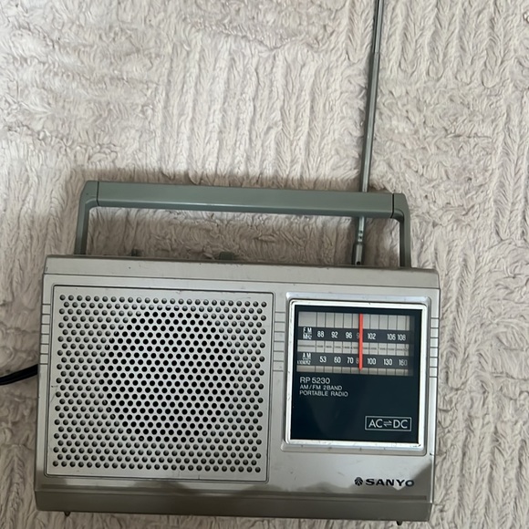 Sanyo Model RP 5230 AM/FM Portable Radio, Vintage 80’s - Picture 4 of 16